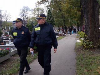 Strażnicy miejscy podczas patrolowania cmentarza ulica Bracka w Katowicach