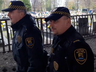 Strażnicy miejscy podczas patrolowania cmentarza ulica Bracka w Katowicach