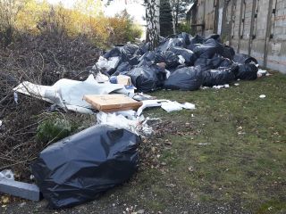 Odpady wyrzucone na prywatnej posesji