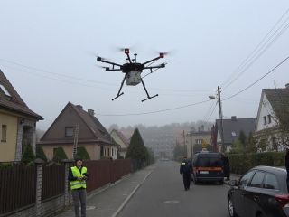 Strażnicy miejscy podczas kontroli palenisk przy wykorzystaniu drona