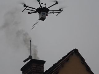 Strażnicy miejscy podczas kontroli palenisk przy wykorzystaniu drona