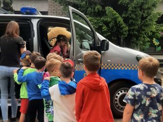 Bezpieczny przedszkolak - spotkanie maluchów ze strażniczkami miejskimi i maskotką  straży miejskiej Rysiem