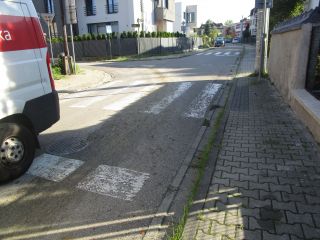 Zanieczyszczona betonem ulica