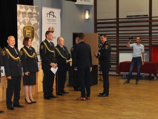Prezydent Miasta Katowice Marcin Krupa wręcza nagrody strażnikom miejskim