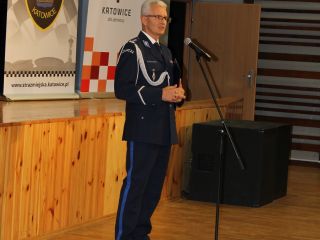 Pierwszy Zastępca Komendanta Wojewódzkiego Policji w Katowicach inspektor Mariusz Krzystyniak w czasie przemówienia