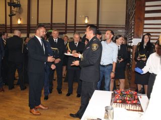 Komendant straży miejskiej częstuje prezydenta Katowic tortem