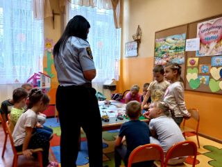 Przedszkolaki podczas spotkania ze strażniczką miejską