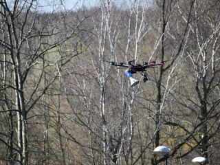 Bezzałogowy pojazd latający wypozażony w kamerę oraz głośnik