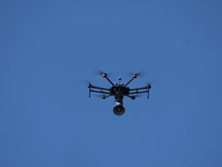 Dron z zamontowaną kamerą i głośnikiem