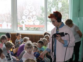 Straż miejska i Radio Katowice z wizytą u przedszkolaków