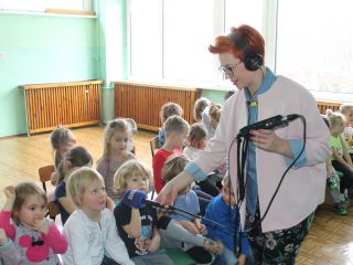 Straż miejska i Radio Katowice z wizytą u przedszkolaków