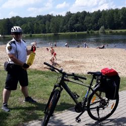 Patrol rowerowy podczas kontroli miejsc letniego wypoczynku