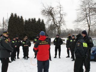 Strażnicy ćwiczyli ratownictwo wodno-lodowe