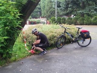 Strażnik miejski zabezpiecza trakt pieszo-rowerowy