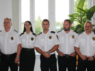 Strażnicy miejscy podczas uroczystej zbiórki