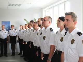 Strażnicy miejscy podczas uroczystej zbiórki