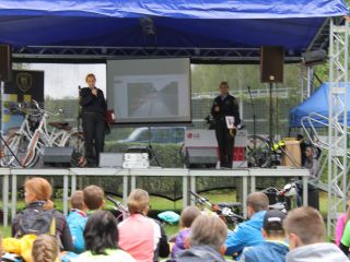 Strażnicy miejscy podczas rowerowego festynu