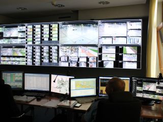 Strażnicy miejscy podczas obsługi systemu miejskiego monitoringu