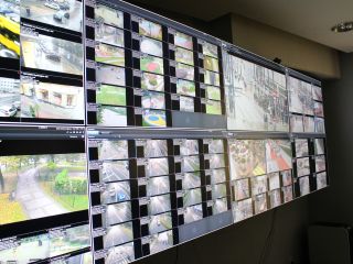 Strażnicy miejscy podczas obsługi systemu miejskiego monitoringu