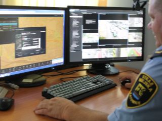Strażnicy miejscy podczas obsługi systemu miejskiego monitoringu