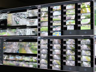 Strażnicy miejscy podczas obsługi systemu miejskiego monitoringu