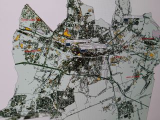 Strażnicy miejscy podczas obsługi systemu miejskiego monitoringu