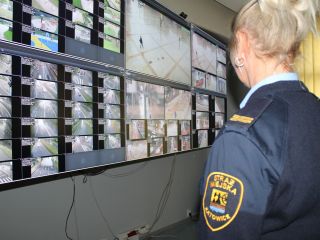 Strażnicy miejscy podczas obsługi systemu miejskiego monitoringu