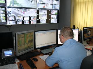 Strażnicy miejscy podczas obsługi systemu miejskiego monitoringu