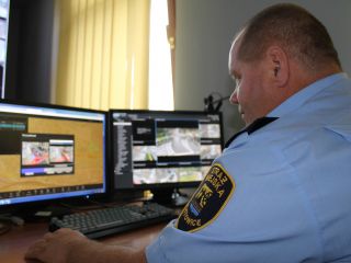 Strażnicy miejscy podczas obsługi systemu miejskiego monitoringu