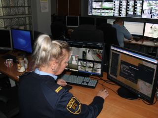 Strażnicy miejscy podczas obsługi systemu miejskiego monitoringu