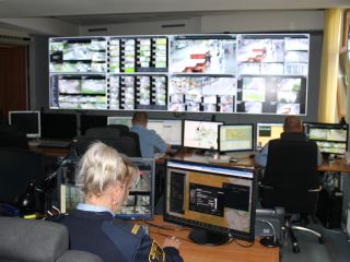 Strażnicy miejscy podczas obsługi systemu miejskiego monitoringu