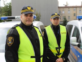 Straznicy miejscy: Mariusz Pinocy na zdjęciu z lewej i Damian Zawadzki na zdjęciu z prawej