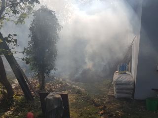 Pozostałości roślinne palone na ogódku działkowym