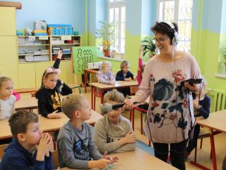 Strażniczki miejskie podczas zajęć z uczniami