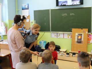 Strażniczki miejskie podczas zajęć z uczniami