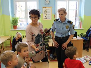 Strażniczki miejskie podczas zajęć z uczniami