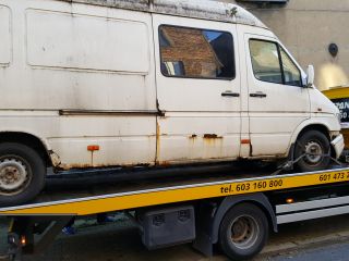 Wrak mercedesa sprintera na ul. Zgody w Katowicach