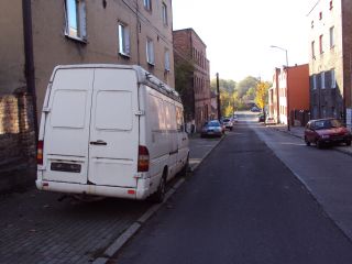 Wrak mercedesa sprintera na ul. Zgody w Katowicach