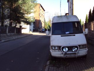 Wrak mercedesa sprintera na ul. Zgody w Katowicach