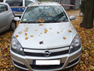 Parkujące na trawnikach Tysiąclecia samochody