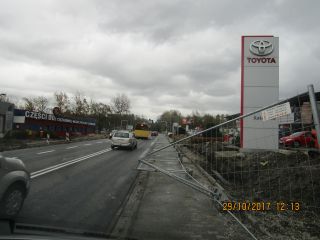Przewrócony płot ul. Kolejowa