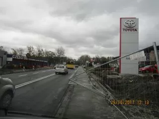 Przewrócony płot ul. Kolejowa
