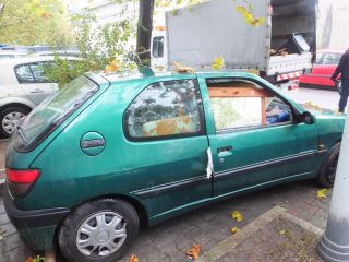 Pełen śmieci peugeot zaparkowany na ulicy Stalmacha