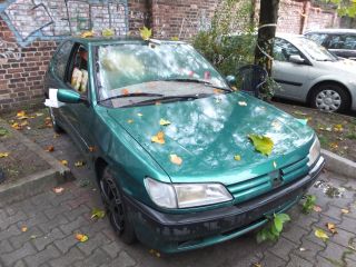 Pełen śmieci peugeot zaparkowany na ulicy Stalmacha