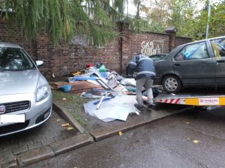 Nagromadzone przez bezdomnego śmieci na ulicy Stalmacha
