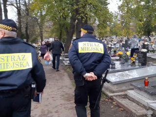 Strażnicy miejscy podczas patrolowania cmentarza ulica Bracka w Katowicach