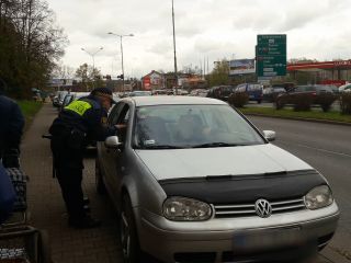 Strażnicy miejscy podczas patrolowania ulica Bracka w Katowicach