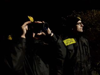 Strażnicy miejscy podczas patrolowania cmentarza na osiedlu Tysiąclcecie w Katowicach