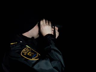 Strażnicy miejscy podczas patrolowania cmentarza na osiedlu Tysiąclecia w Katowicach