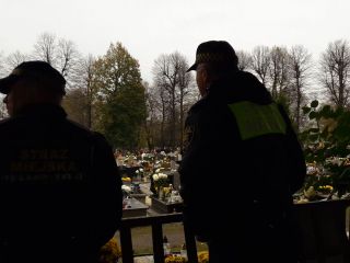 Strażnicy miejscy podczas patrolowania cmentarza ulica Bracka w Katowicach